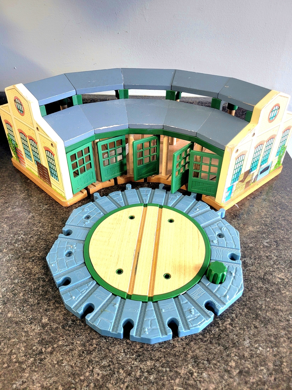 2012 Thomas And Friends Tidemouth Shed  Roundhouse with Turntable - Y4367